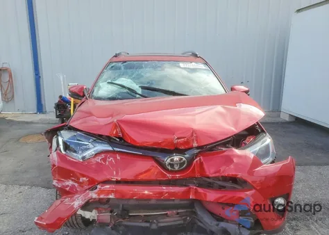 2017 Toyota Rav4 Xle z USA, uszkodzony, nr VIN JTMRFREV7HJ106465